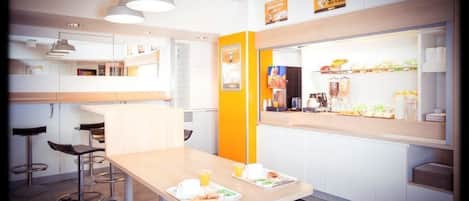 Petit déjeuner buffet (5.90 EUR par personne)