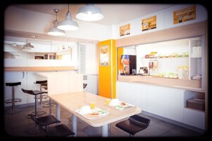 Desayuno buffet diario (EUR 5.90 por persona)