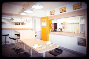 Petit déjeuner buffet (5.90 EUR par personne)