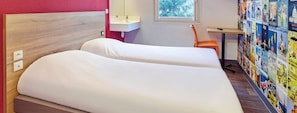 Habitación, 1 cama doble (Side Car) | Escritorio, cortinas opacas, sistema de insonorización y wifi gratis