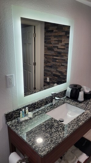 Combined shower/bathtub, free toiletries, hair dryer, towels - Quality Inn Forsyth near GA Public Safety Training Center (Forsyth)
