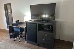 Desk, laptop workspace, blackout drapes, soundproofing - Quality Inn Forsyth near GA Public Safety Training Center (Forsyth)