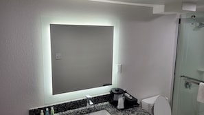 Combined shower/bathtub, free toiletries, hair dryer, towels