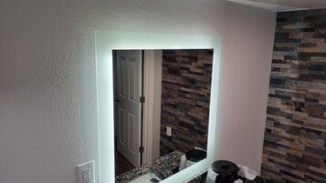 淋浴/盆浴组合、免费洗浴用品、吹风机、毛巾