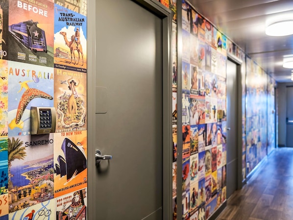 Kamer, Meerdere bedden (Break) | Een bureau, verduisterende gordijnen, geluiddichte muren