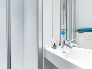 Escritorio, cortinas blackout y sistema de insonorización