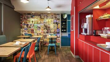 Petit déjeuner buffet (5.90 EUR par personne)