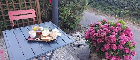 Daily buffet breakfast (EUR 9.90 per person)