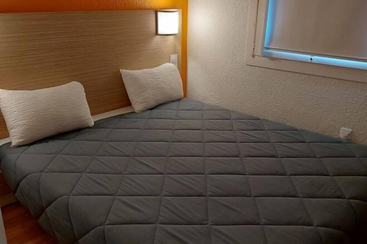 Escritorio, cortinas opacas, sistema de insonorización y wifi gratis