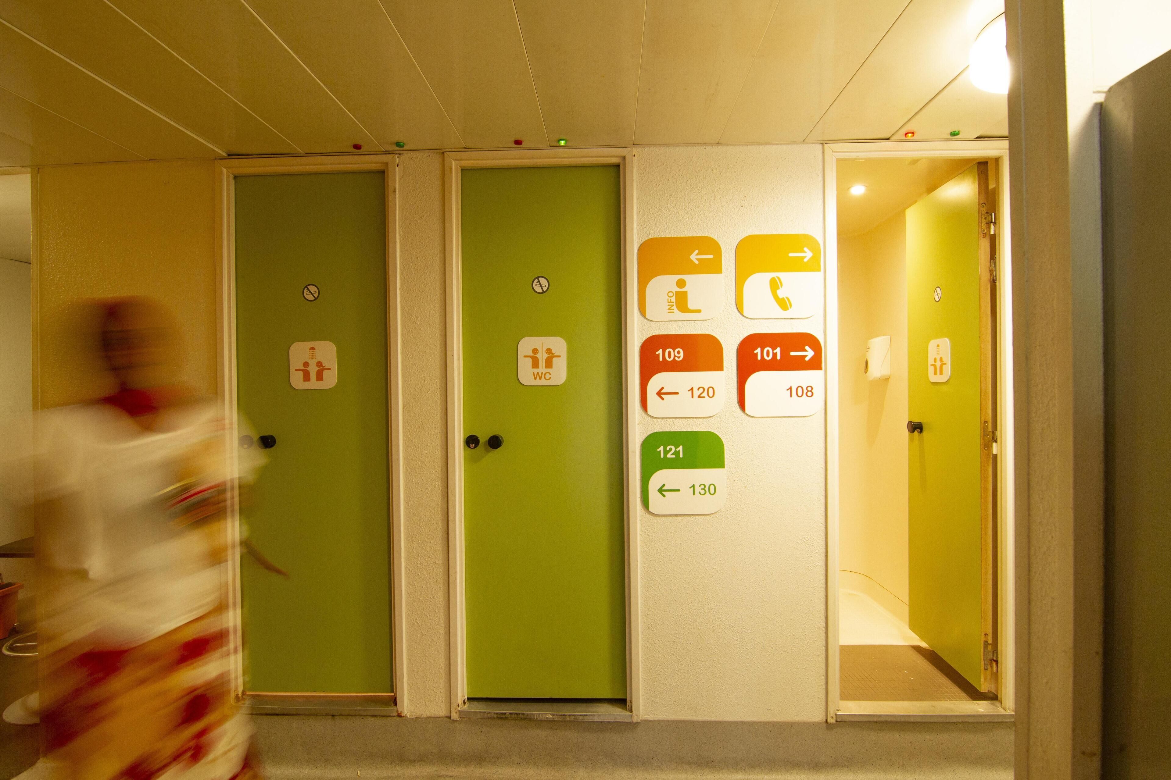 Douche, articles de toilette écologiques, serviettes fournies