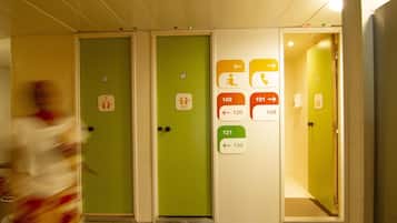 Douche, articles de toilette écologiques, serviettes fournies