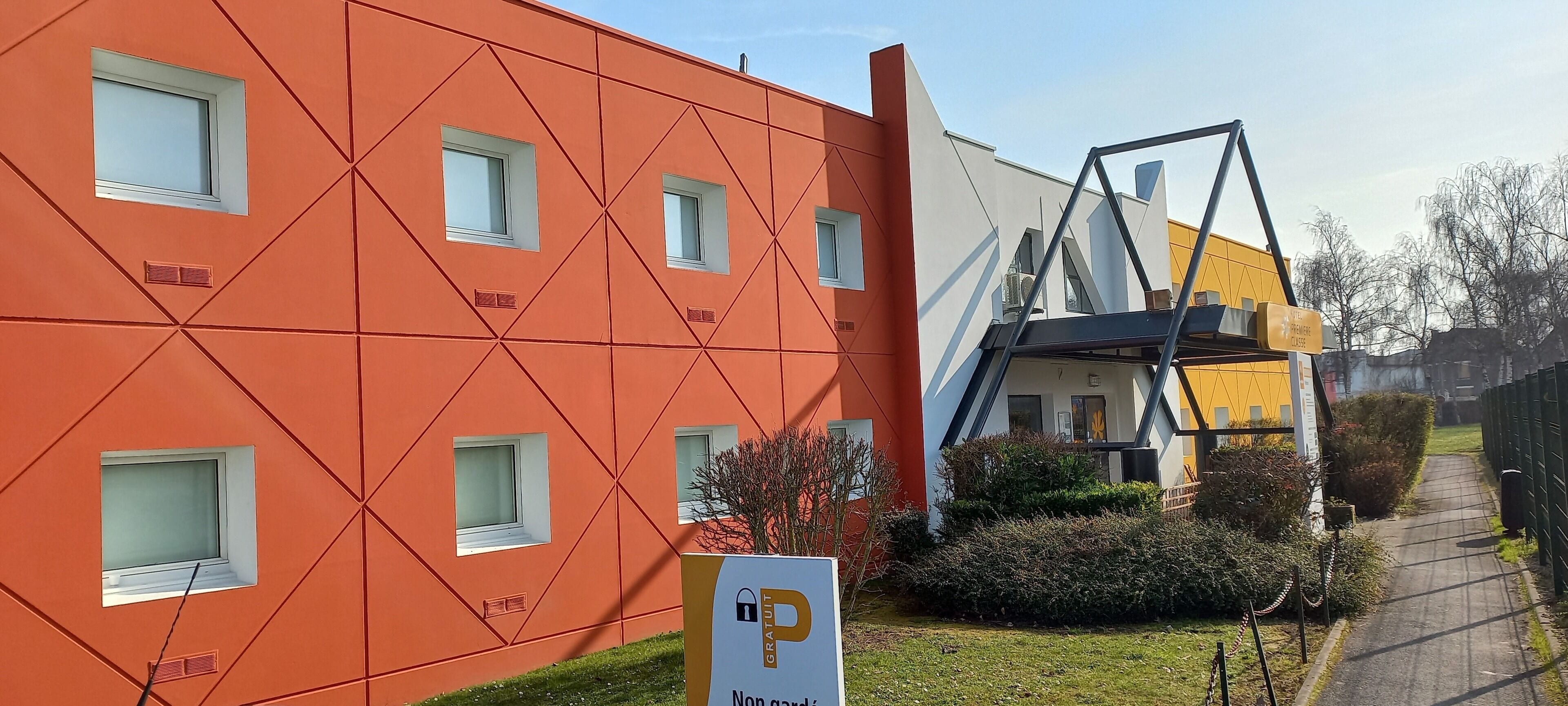 Un edificio moderno con patrones geométricos y varias ventanas.
