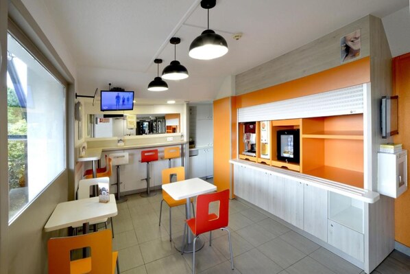 Daily buffet breakfast (EUR 9.90 per person)