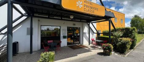 A hotel entrance with a sign reading "HOTEL PREMIERE CLASSE".