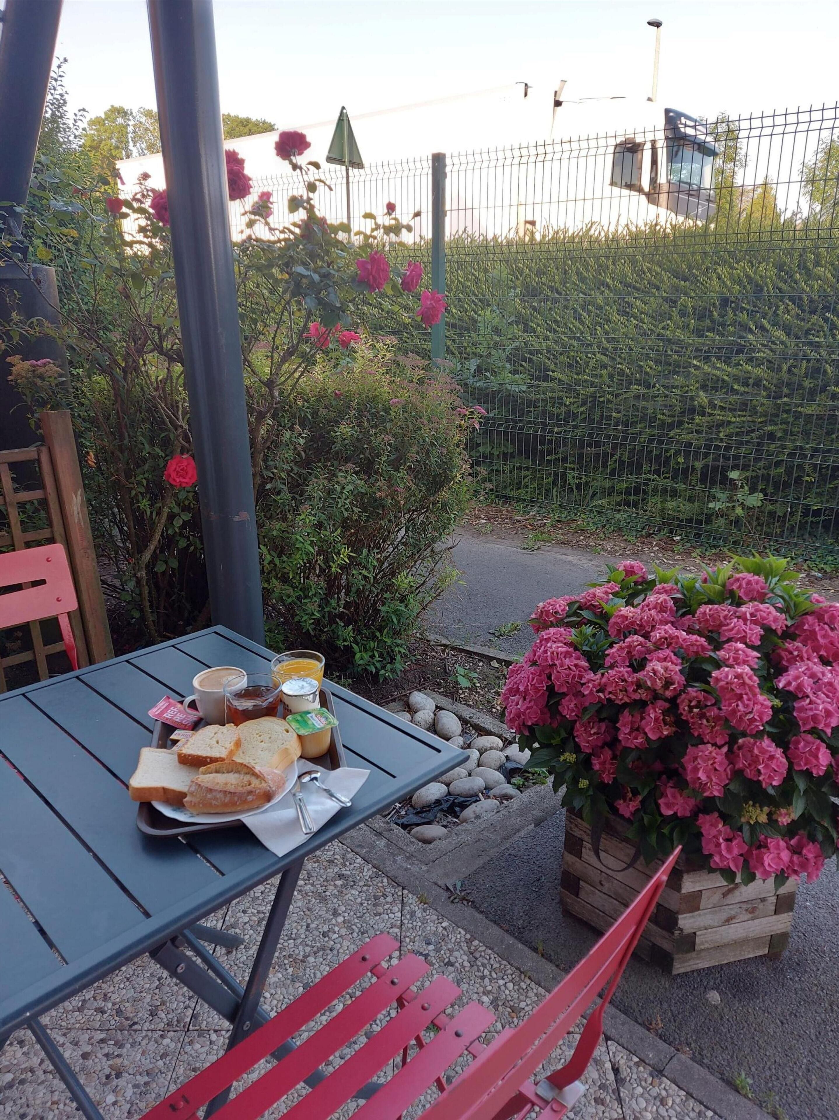 Daily buffet breakfast (EUR 9.90 per person)