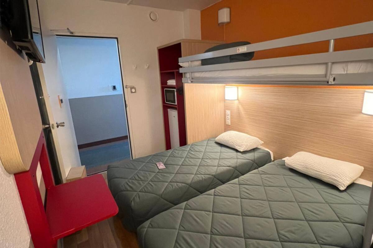 Standardzimmer, 3 Einzelbetten (Shared Bathroom) | Schreibtisch, Verdunkelungsvorhänge, schallisolierte Zimmer
