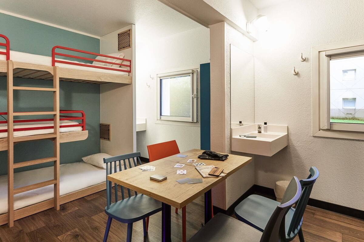 Habitación familiar, 2 camas matrimoniales | Cortinas blackout, insonorización, wifi gratis y ropa de cama