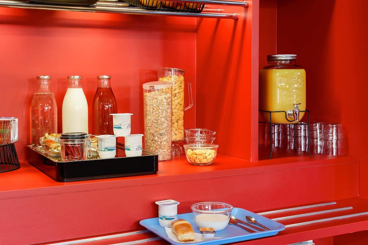 Un bufé de desayuno con diversas opciones de comida y bebidas.