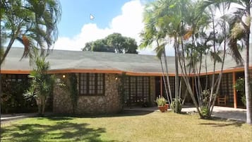 Vista frontal de la propiedad