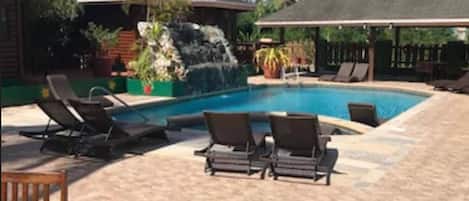 Außenpool, geöffnet von 07:00 Uhr bis 19:00 Uhr, Sonnenschirme