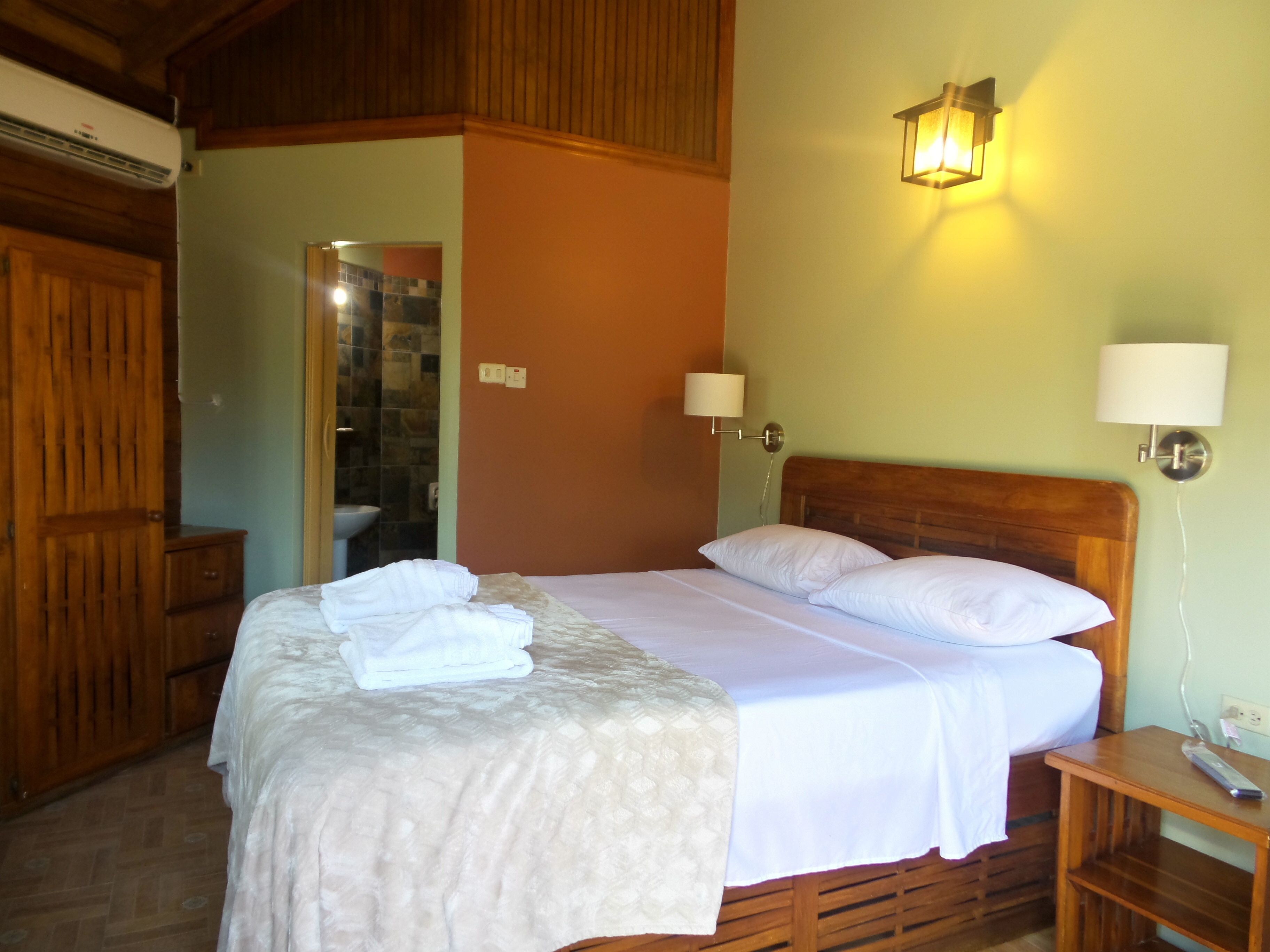 客房内保险箱、办公桌、笔记本电脑工作区、遮光窗帘