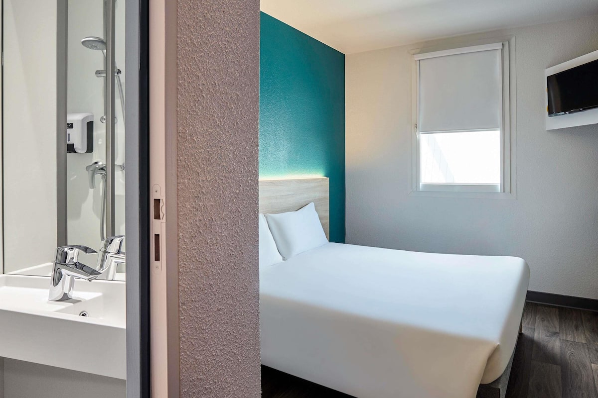 Habitación, 1 cama doble, baño privado (Cabrio) | Mobiliario individual, cortinas opacas, cunas gratuitas y wifi gratis