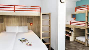 Habitación, varias camas | Mobiliario individual, cortinas opacas, cunas gratuitas y wifi gratis