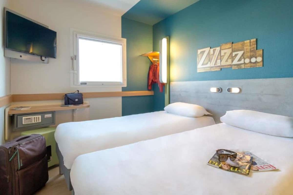 Quarto duplo, 2 camas de solteiro | Escrivaninha, quartos à prova de som, Wi-Fi de cortesia, roupa de cama