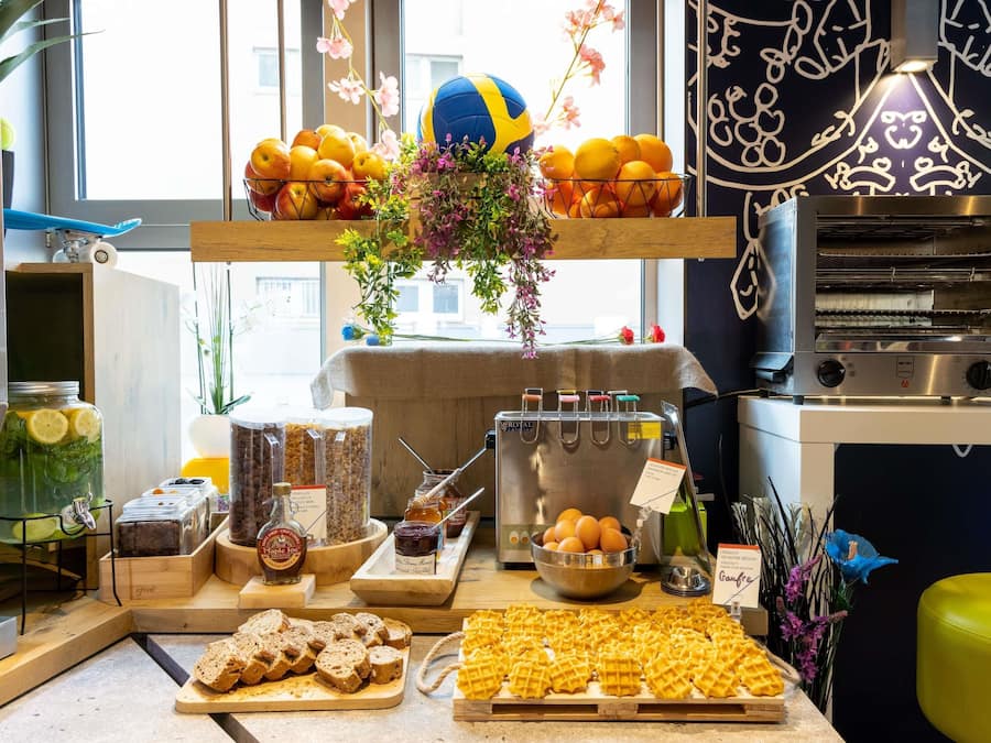 Café da manhã com buffet todos os dias mediante uma taxa
