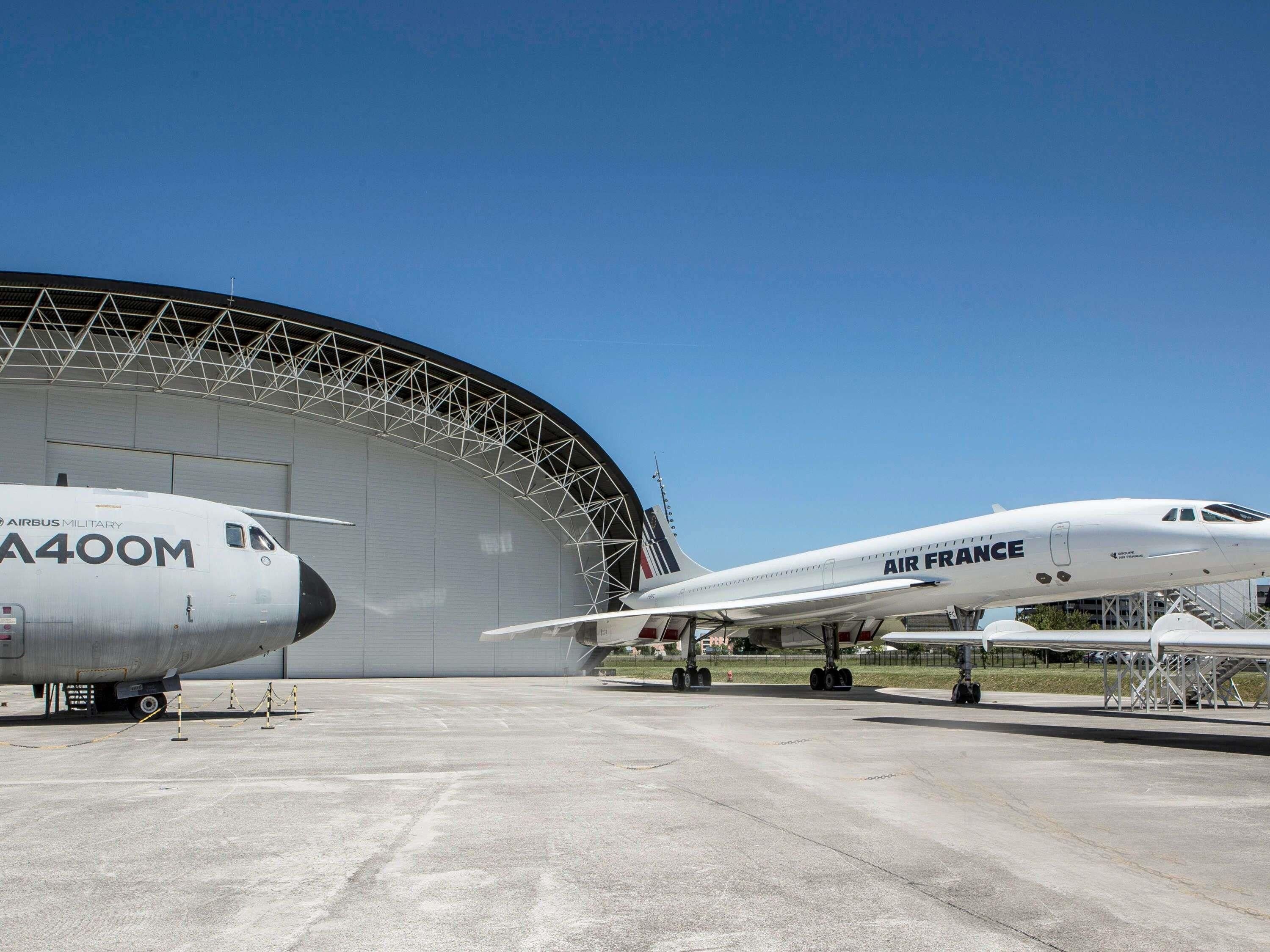 Deux avions étaient stationnés sur un aéroport, l’un portant l’inscription « AIRFRANCE » et l’autre « AIRBUS MILITARY A400M ».