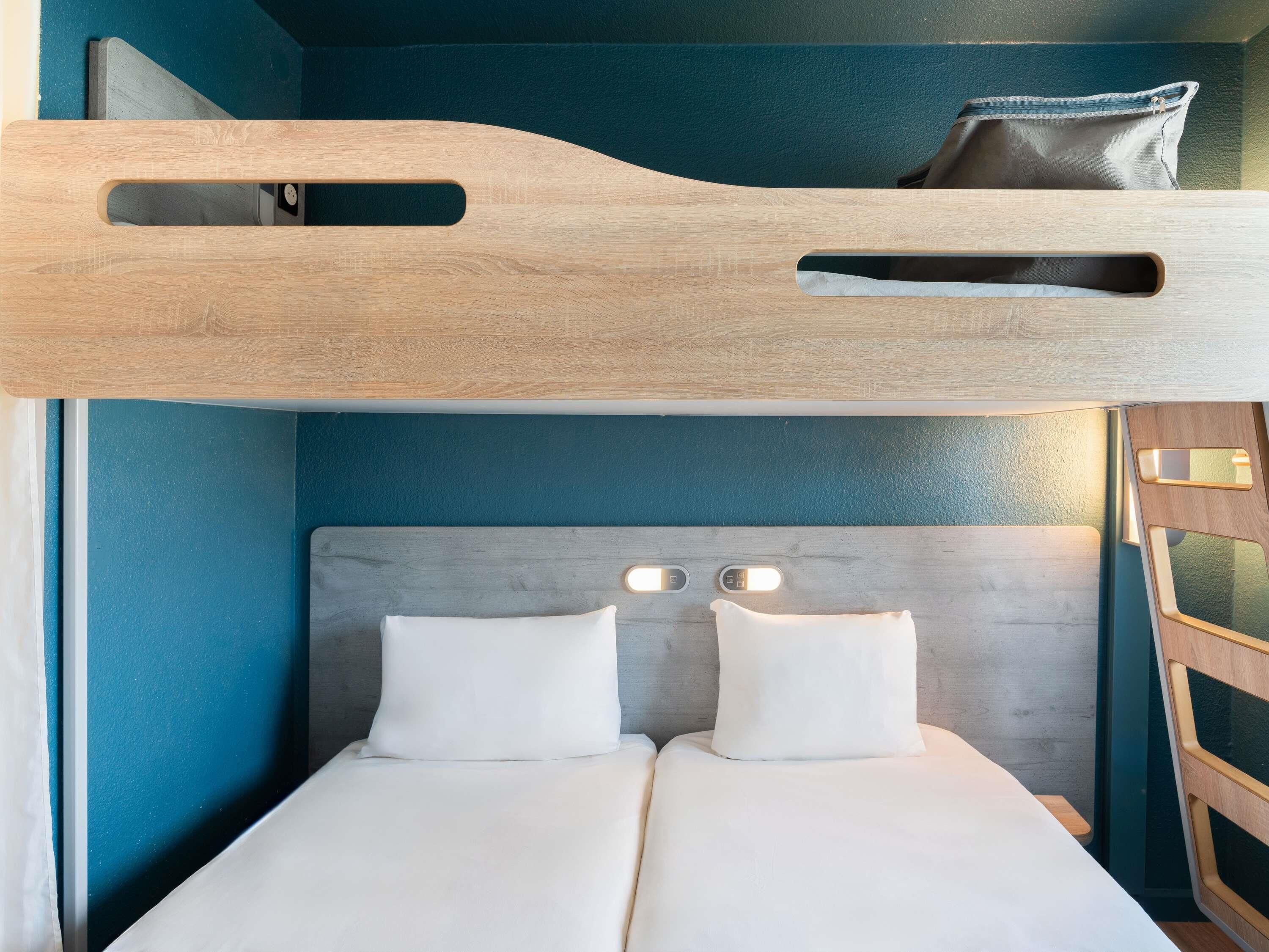 Chambre triple, 3 lits jumeaux | Bureau, système d’insonorisation, accès au Wi-Fi (inclus)