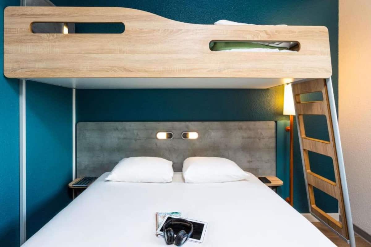 Quarto triplo, 3 camas de solteiro | Escrivaninha, quartos à prova de som, Wi-Fi de cortesia, roupa de cama