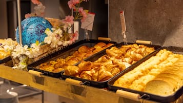 Café da manhã com buffet todos os dias (EUR 10.90 por pessoa)