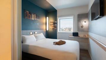 Desk, soundproofing, free WiFi, bed sheets