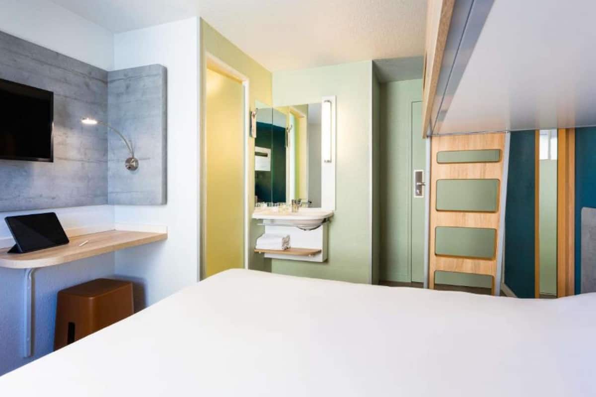 Chambre Triple, 3 lits une place | Bureau, chambres insonorisées, Wi-Fi gratuit, draps fournis