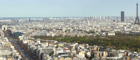 Un paisaje urbano con una torre destacada y una zona densamente poblada.