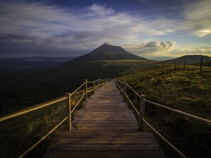 A wooden pathway leading to a mountain peak with a rope barrier on either side. - hotelF1 Clermont-Ferrand East (Clermont-Ferrand)