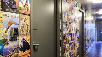 Escritorio, cunas gratuitas, wifi gratis y ropa de cama