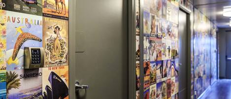 Escritorio, cunas gratuitas, wifi gratis y ropa de cama