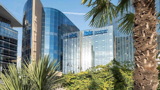 A modern glass building with the sign "ibis budget" indicating a budget hotel. - ibis budget Nice Aeroport Promenade des Anglais (Nice)