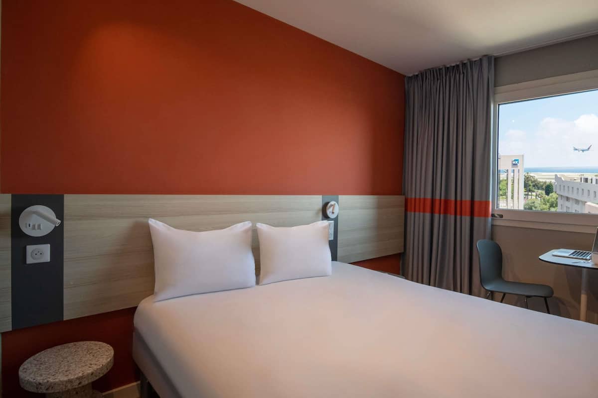 Double Room | Desk, blackout drapes, soundproofing, free WiFi