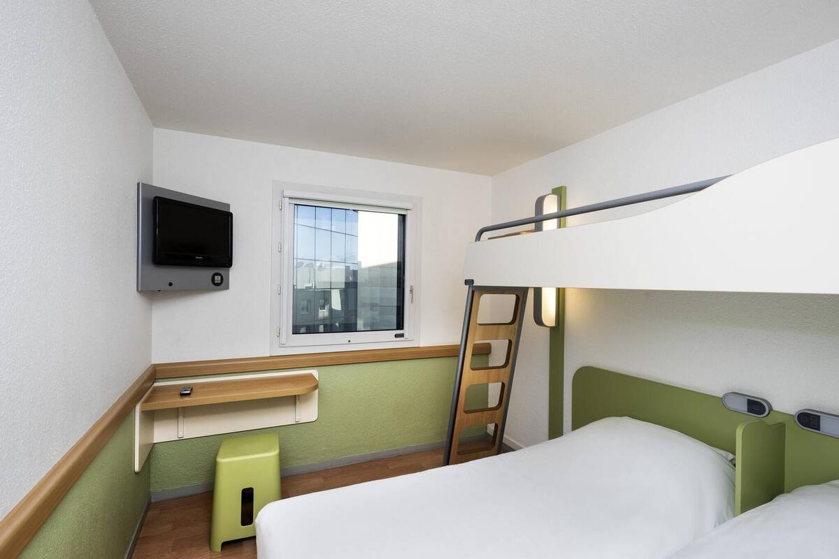 desk, blackout curtains, soundproofing, free wifi