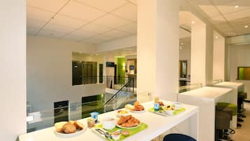 Desayuno buffet diario (EUR 8.90 por persona)