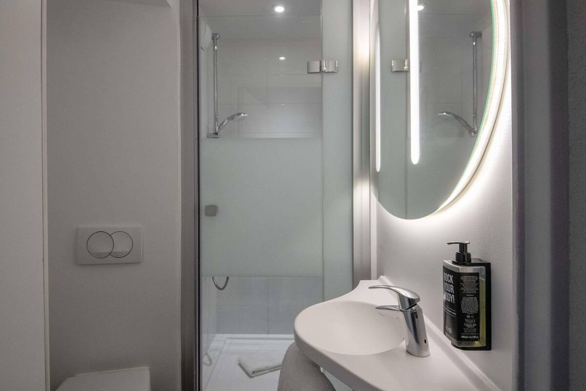 desk, blackout curtains, soundproofing, free wifi