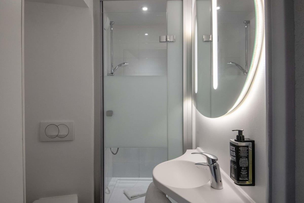 Escritorio, cortinas blackout, insonorización y wifi gratis