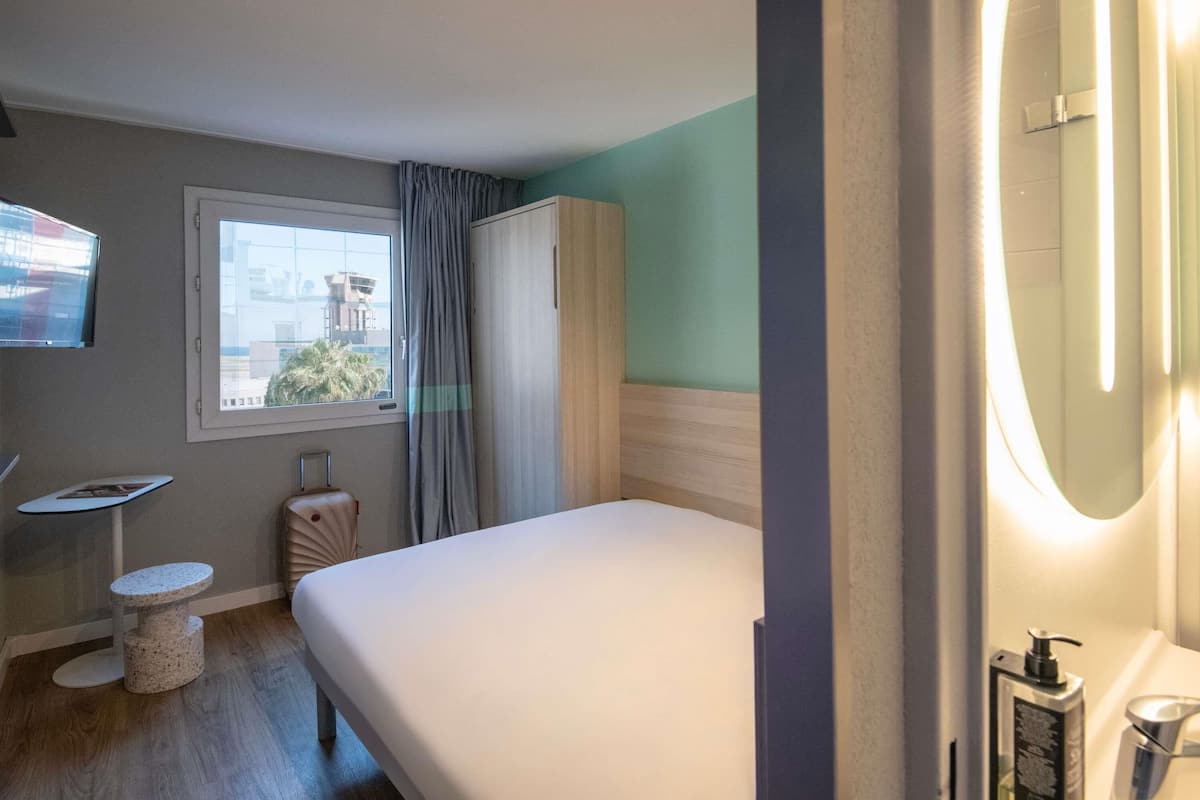 Driepersoonskamer, meerdere bedden | Een bureau, verduisterende gordijnen, geluiddichte muren, gratis wifi