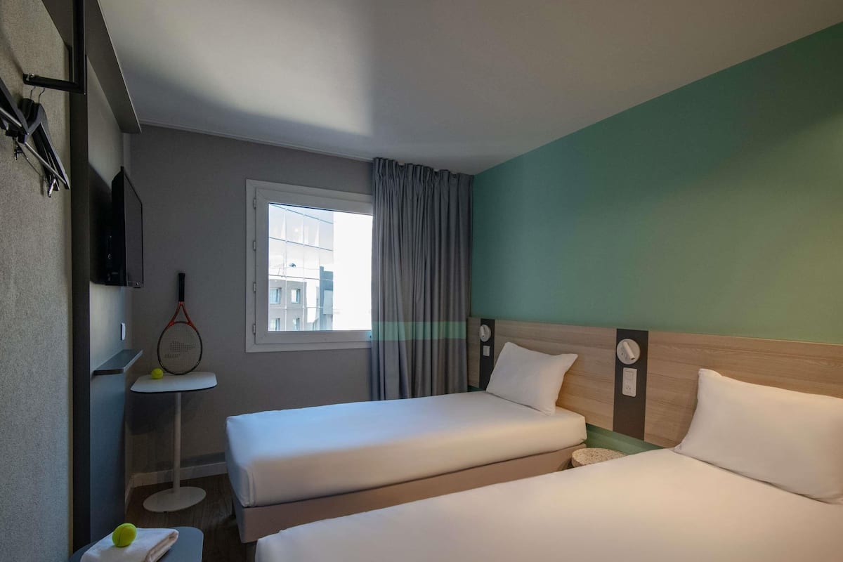 Habitación estándar, 2 camas individuales | Escritorio, cortinas blackout, insonorización y wifi gratis