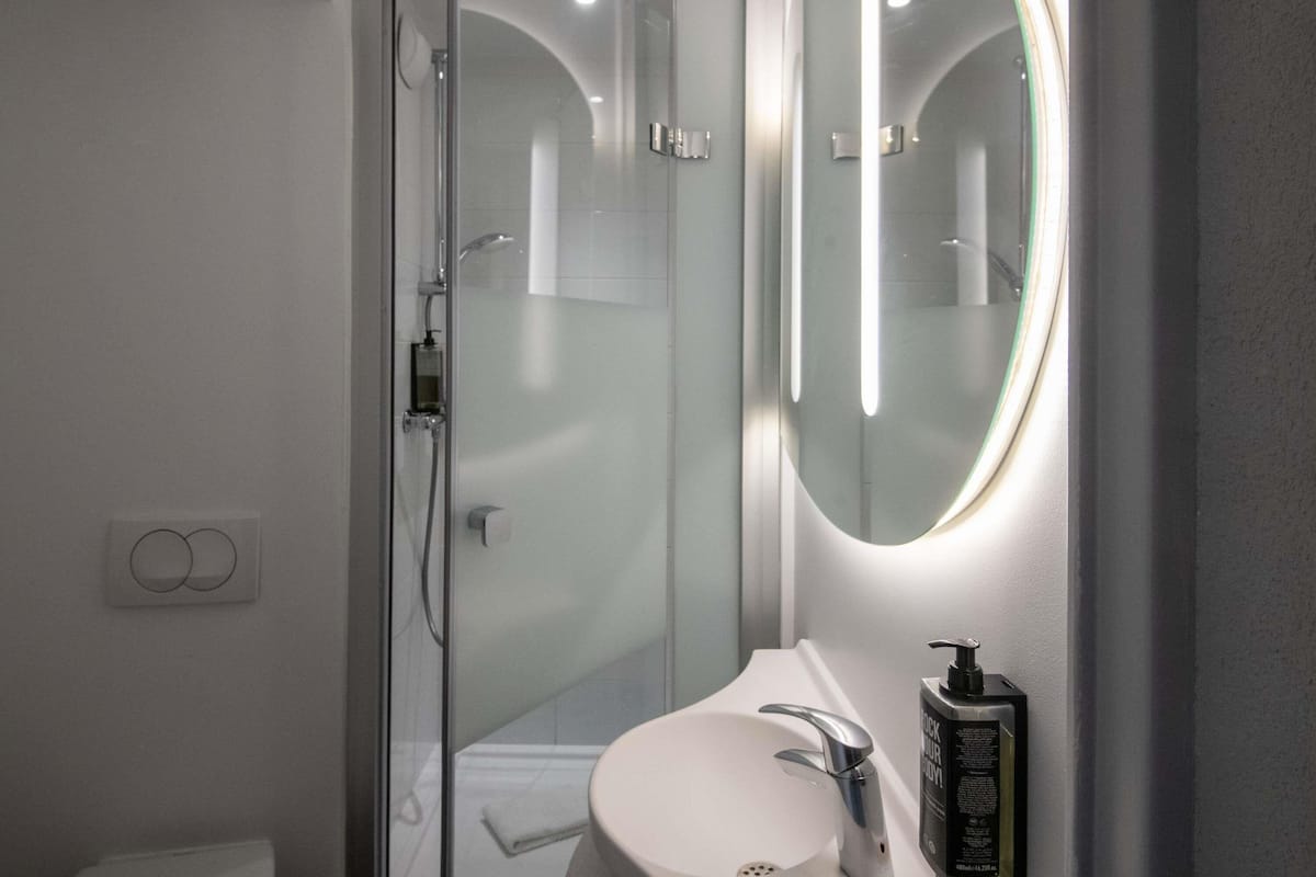 Suihku, ympäristöystävälliset hygieniatuotteet, hiustenkuivaaja