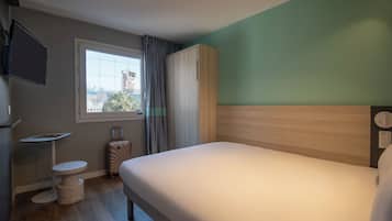 Escritorio, cortinas blackout, sistema de insonorización y wifi gratis