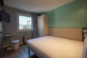 Triple Room, Multiple Beds | Desk, blackout drapes, soundproofing, free WiFi